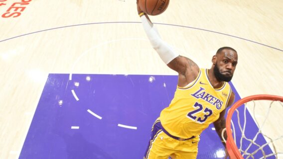 LeBron James segue no Lakers, mas com número de camisa diferente