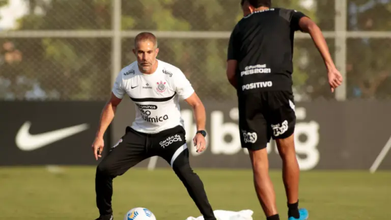 Números iniciais de Sylvinho no Corinthians ficam abaixo de Mancini