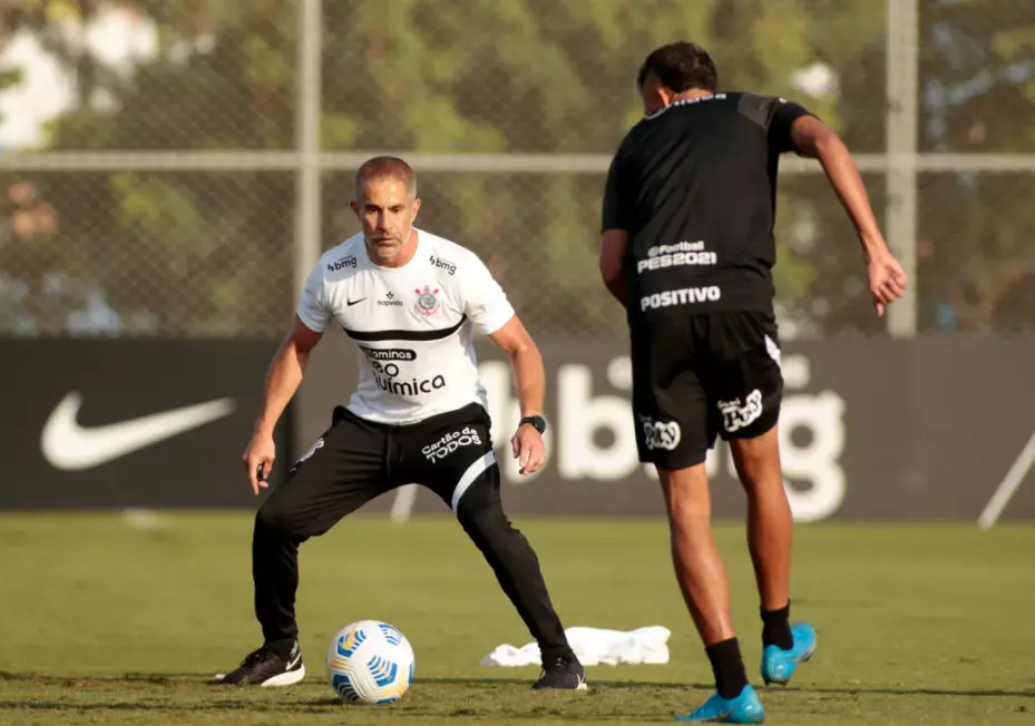 Sylvinho tem fraco desempenho em casa e alguns torcedores pedem a volta de Mano Menezes no Corinthians
