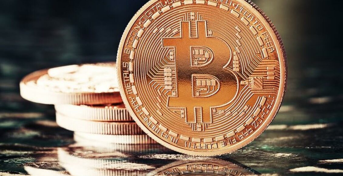 Bitcoin sobe 11% mas não ter força para segurar alta e volta a cair