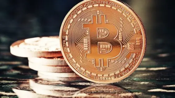 Após subir 11%, Bitcoin perde força e fecha o dia em queda