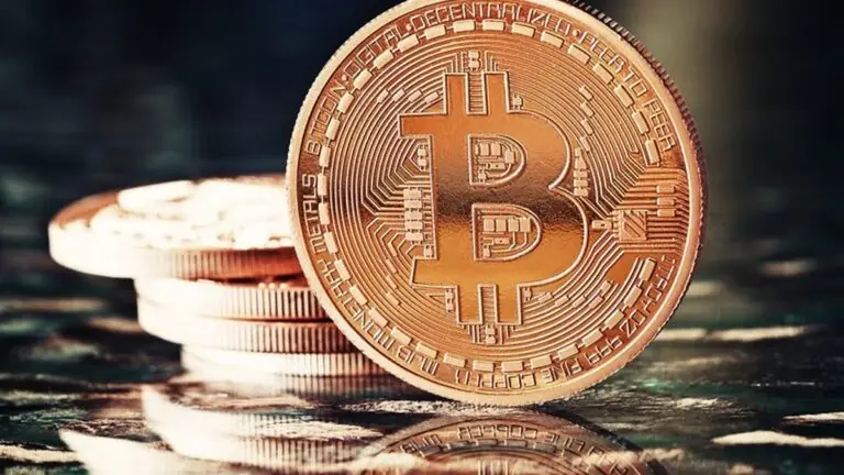 Após subir 11%, Bitcoin perde força e fecha o dia em queda