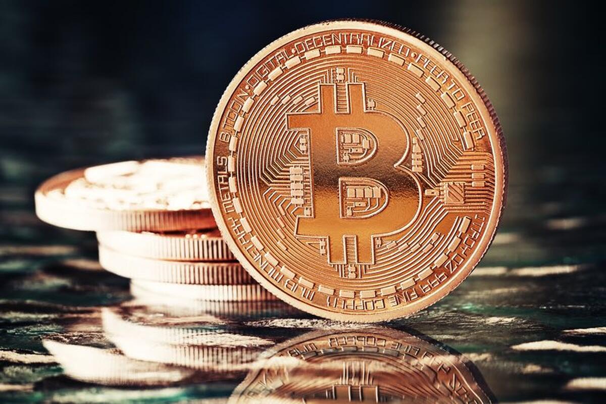 Bitcoin sobe 11% mas não ter força para segurar alta e volta a cair