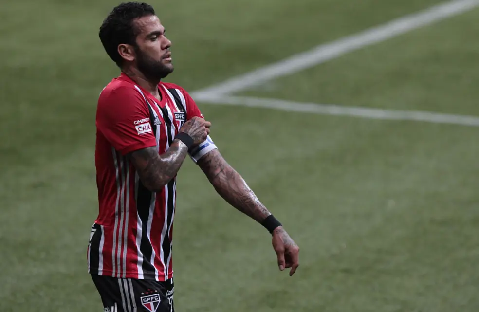 Daniel Alves deve voltar a jogar pelo São Paulo até o final deste mês