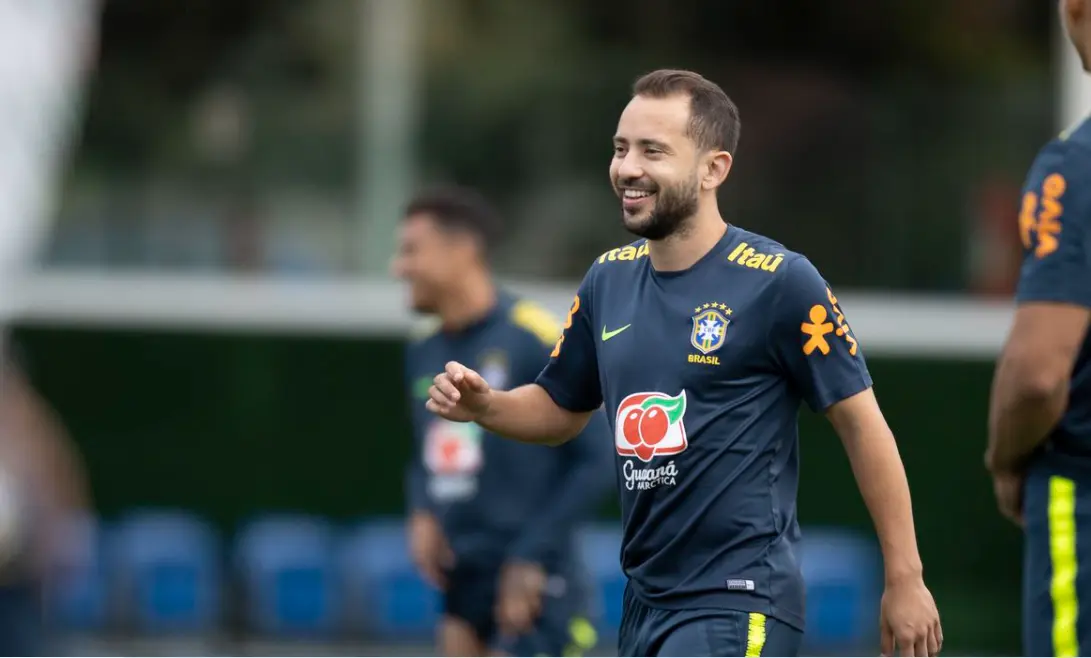 Evérton Ribeiro esteve nos jogos da Eliminatórias e está convocado para a Copa América