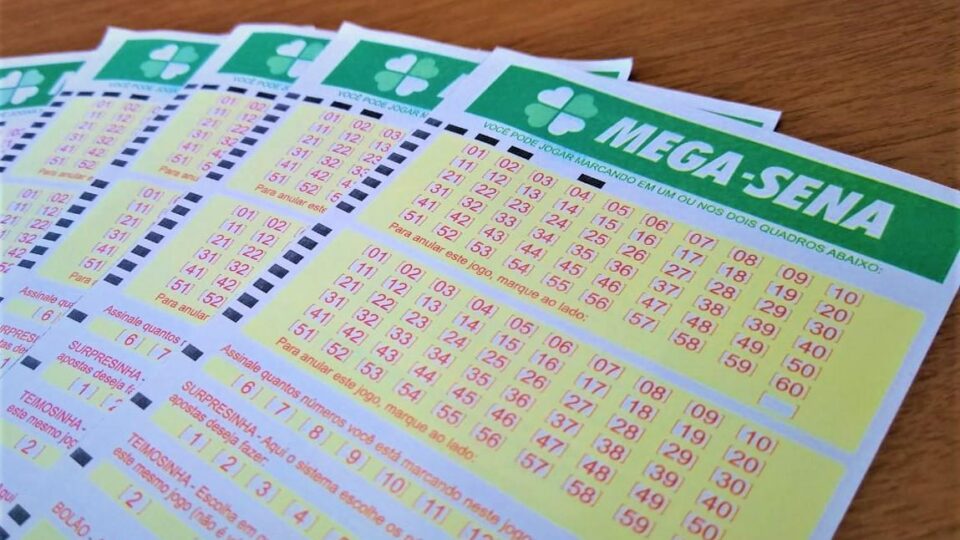 A imagem mostra volantes da Mega-Sena 2380