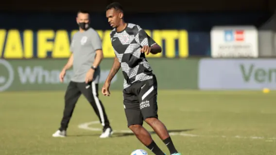 A cor da Chuteira de Jô, do Corinthians, é azul ou verde?