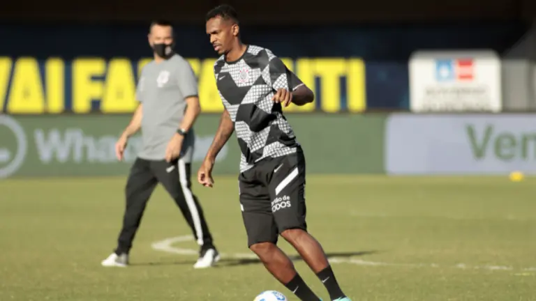 A cor da Chuteira de Jô, do Corinthians, é azul ou verde?