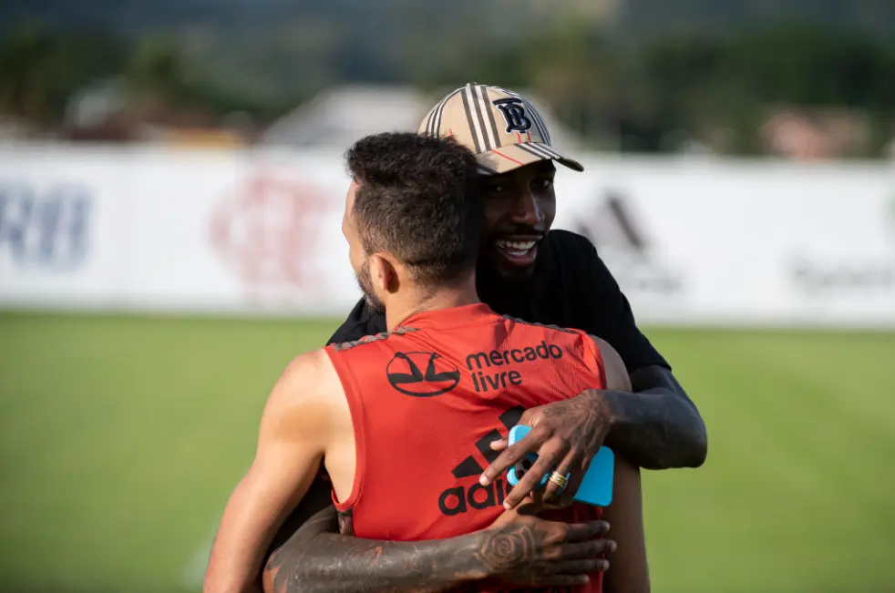 Gerson foi até o CT para se despedir dos companheiros