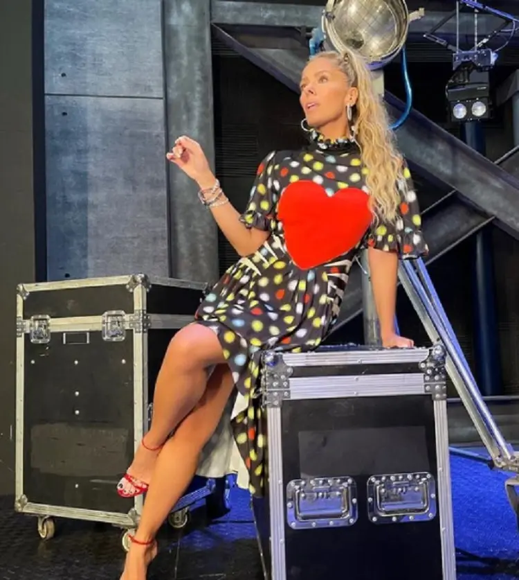 adriane galisteu em vestido com coração vermelho