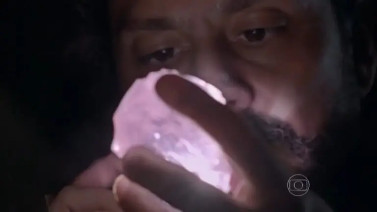 Segredo: veja com quem fica o diamante rosa na novela Império