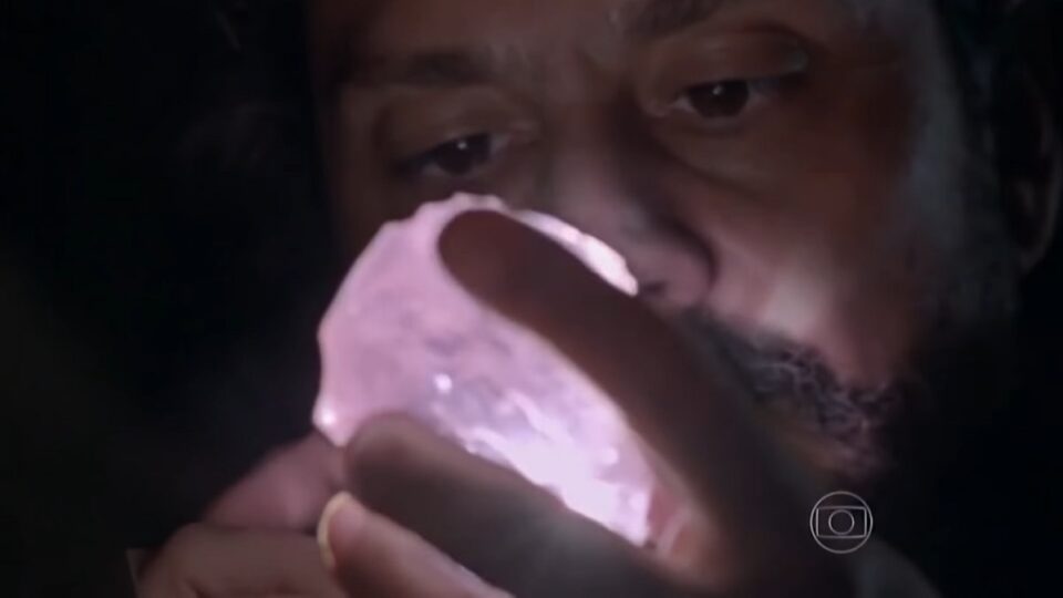 Com quem fica o diamante rosa na novela Império