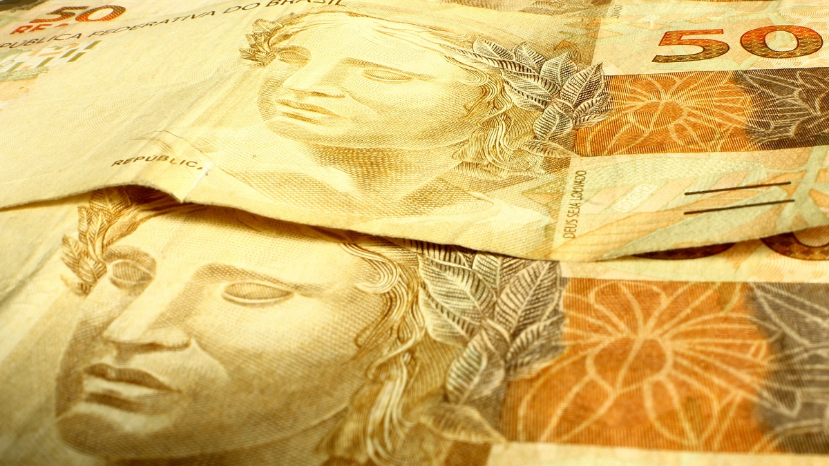 A imagem mostra notas de dinheiro