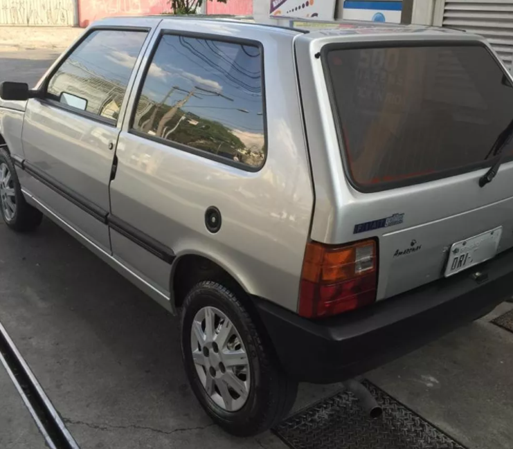 Carro possui então na placa apelido da modelo