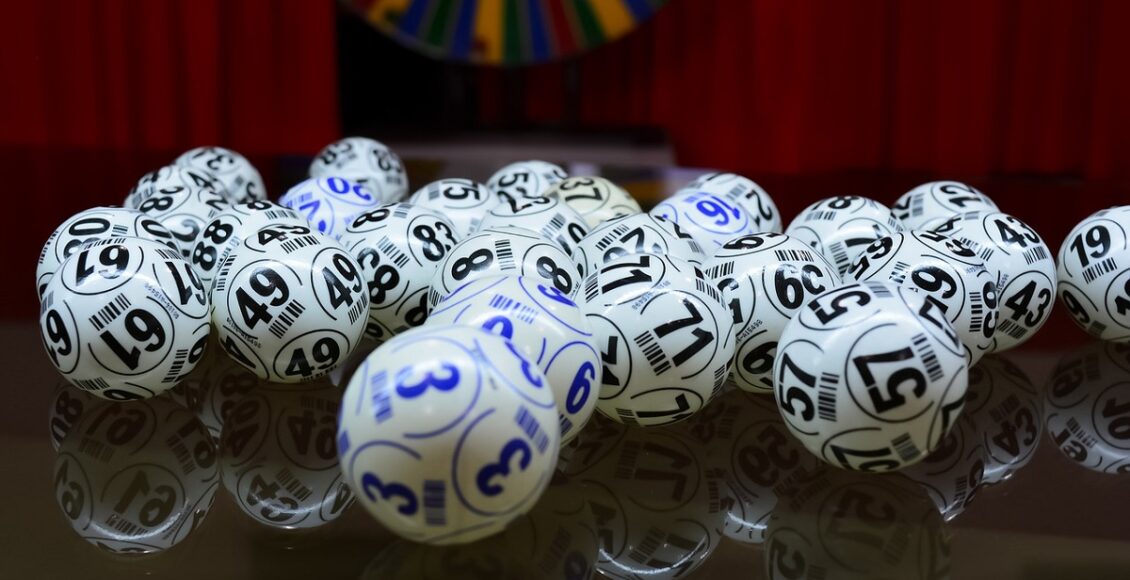 A imagem mostra bolas com números - resultado da Tele Sena Salário Garantido 2021