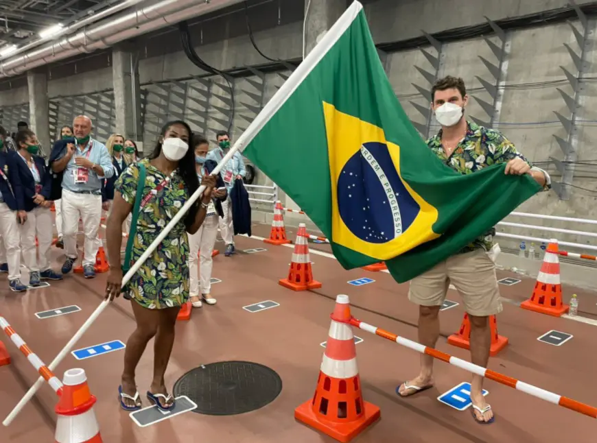 Bruninho, do vôlei, e Ketleyn Quadros, do judô, entraram como porta-bandeiras do Brasil