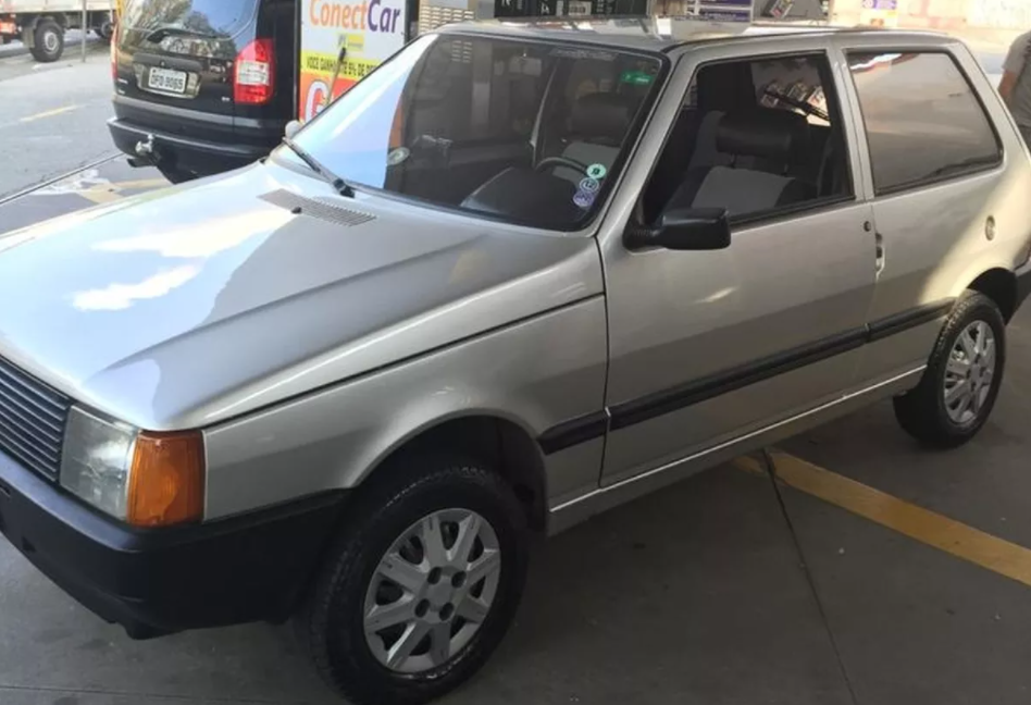 Imagens do Fiat Uno que Senna deu à Adriane Galisteu