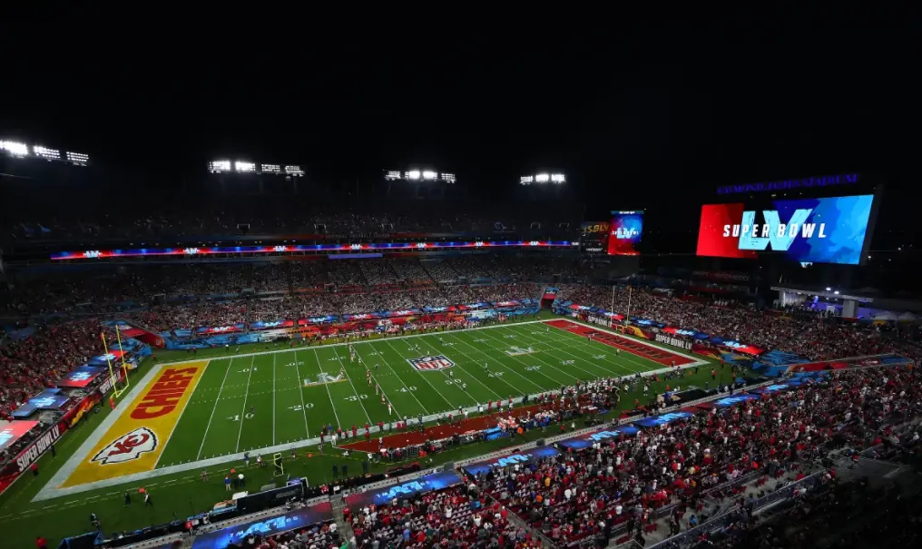 Nas regras do futebol americano, uma equipe tem quatro descidas para conseguir, no mínimo 10 jardas