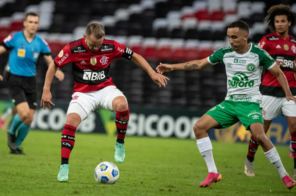 Em seu último compromisso, Rubro-negro derrotou a Chapecoense por 2 a 1