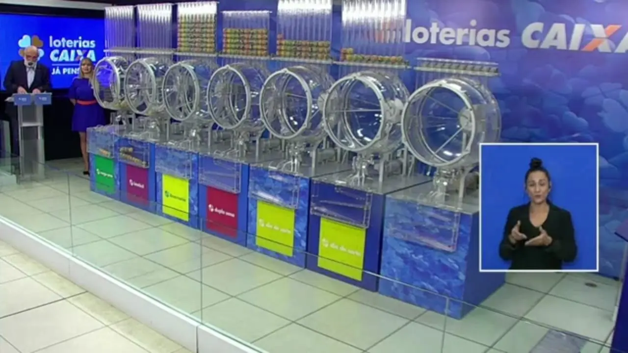 A imagem mostra o sorteio da Quina