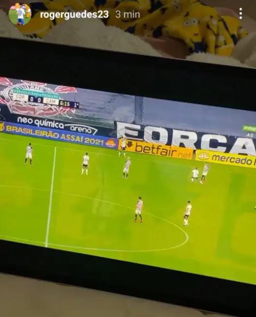 Roger Guedes vai para o Corinthians? jogador posta vídeo assistindo duelo do TImão contra o Galo