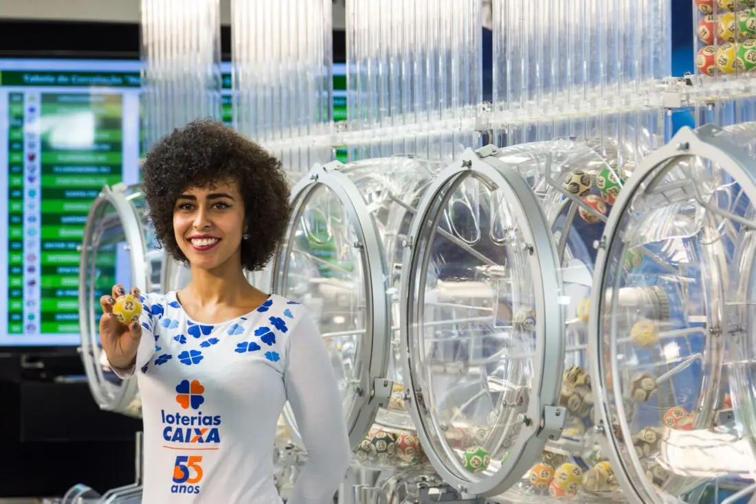 A imagem mostra o sorteio da Dupla Sena 2246