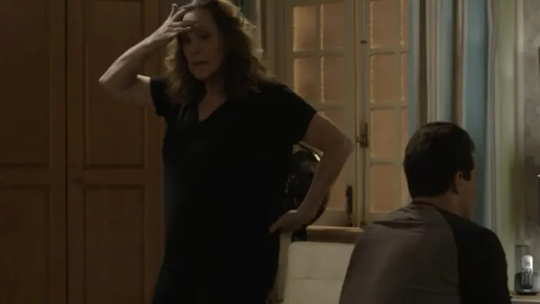 Qual o segredo da mãe do Julio na novela Pega Pega