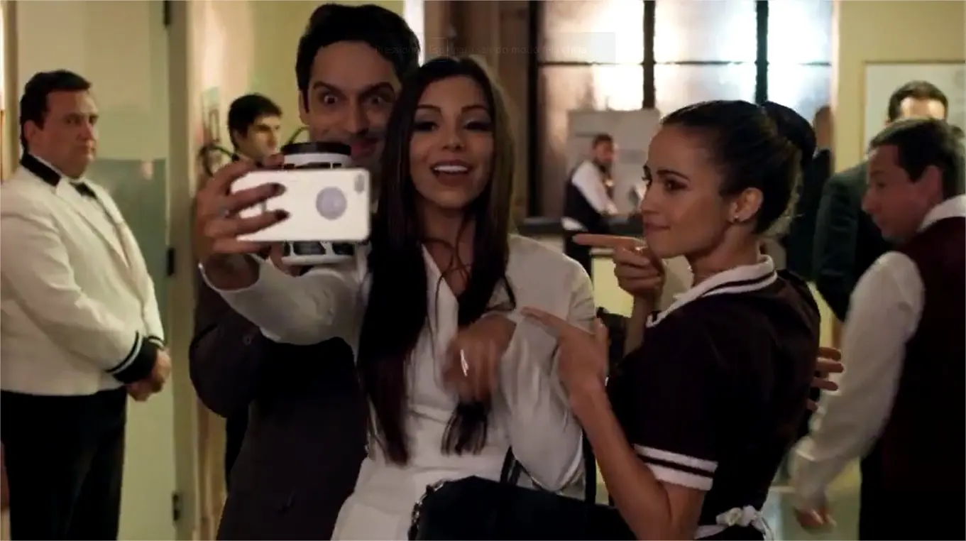 Evelyn Regly em pega pega