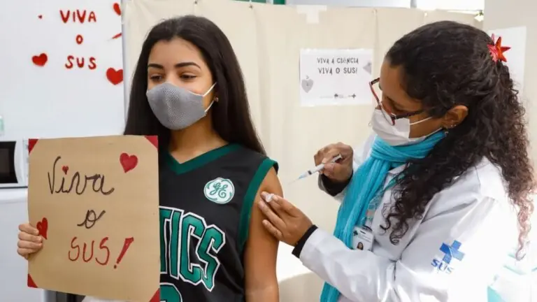 Vacinação para adolescentes SP chega aos 17 anos; veja o calendário