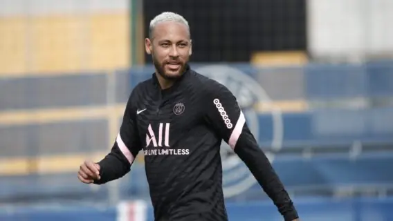 Neymar joga hoje pelo PSG contra o Stade Brestois?
