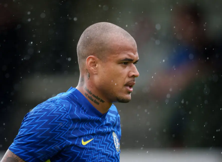 Kenedy testou positivo para Covid-19 e está em período de quarentena na Inglaterra