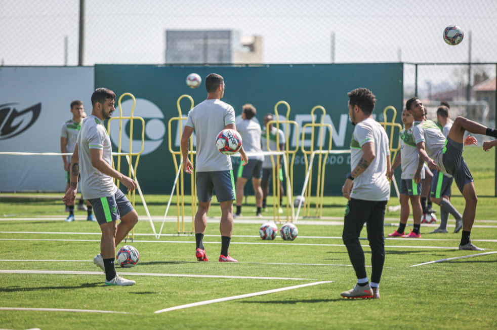 Avaí x Coritiba terá transmissão ao vivo nesta sexta