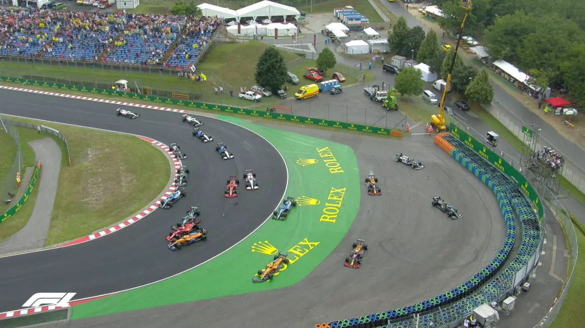 Acidente no início da corrida tirou cinco pilotos da prova