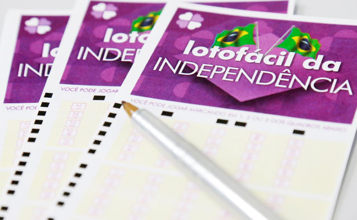 A imagem mostra volantes da Lotofácil da Indepência 2021