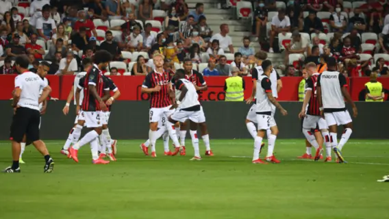 VÍDEO: Torcedores invadem Nice x Marselha e jogo é suspenso