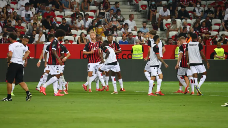 VÍDEO: Torcedores invadem Nice x Marselha e jogo é suspenso