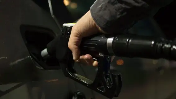 Petrobrás anuncia novo aumento da gasolina a partir de quinta; entenda