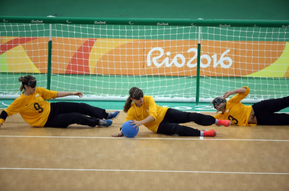 Nas regras do Goalball atletas atacam, as também defendem