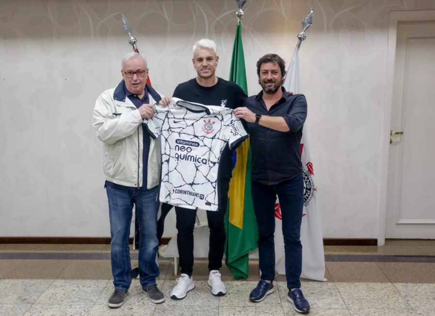Roger Guedes é a nova contratação do Corinthians, mas chega após rescindir seu contrato na China