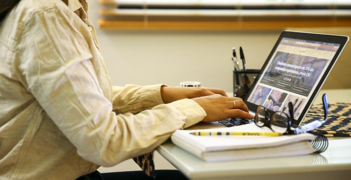 Na foto, uma mulher mexe no computador em casa; veja como fazer home office para o Google nesta matéria - Foto: Marcelo Camargo/Agência Brasil