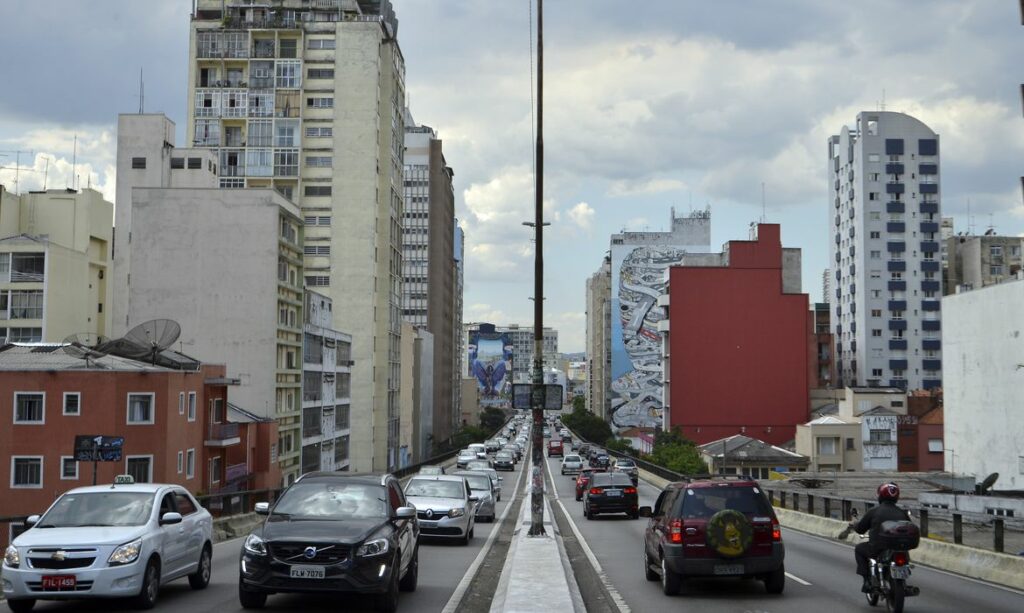 Carros trafegam em via na capital paulista