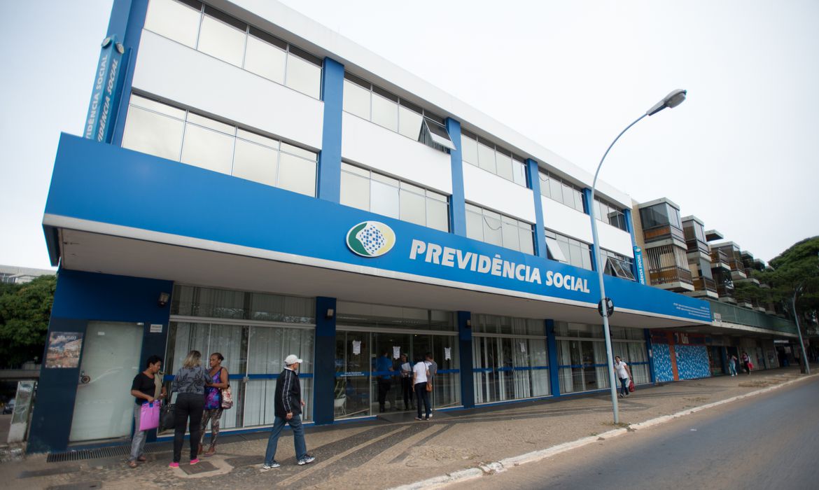 Na foto, fachada do INSS.