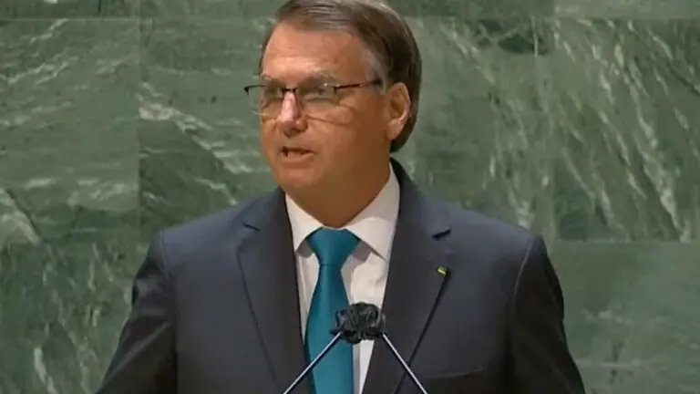 Bolsonaro mente na ONU ao falar de auxílio de 800 dólares e ‘kit covid’