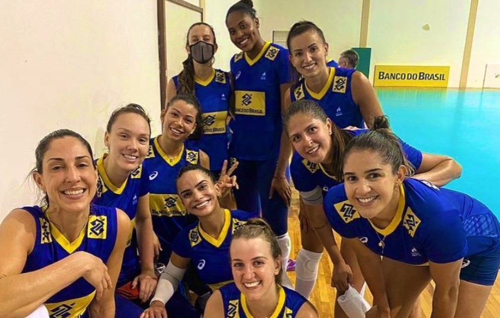 Jogadoras da seleção feminina de vôlei durante treinamento