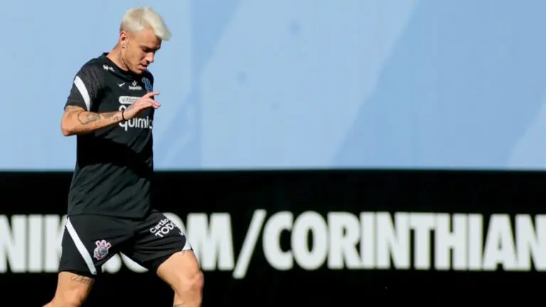 Contratado pelo Corinthians, onde já jogou Roger Guedes?