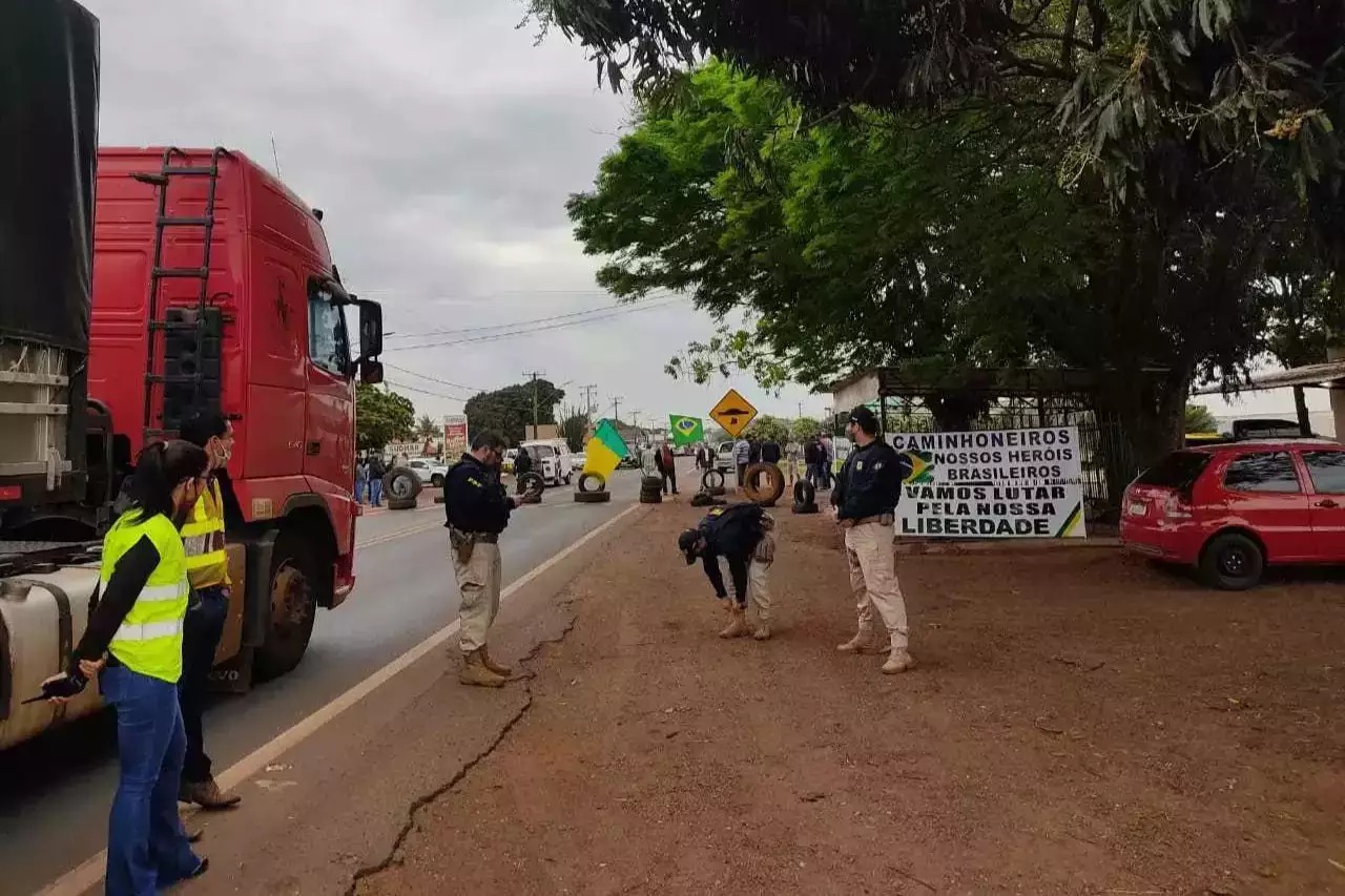 qual o motivo da paralisação dos caminhoneiros