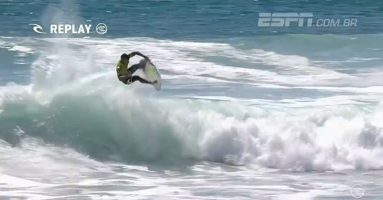 Gabriel Medina engatou sequência e finalizou com um aéreo para assumir a liderança da bateria 2