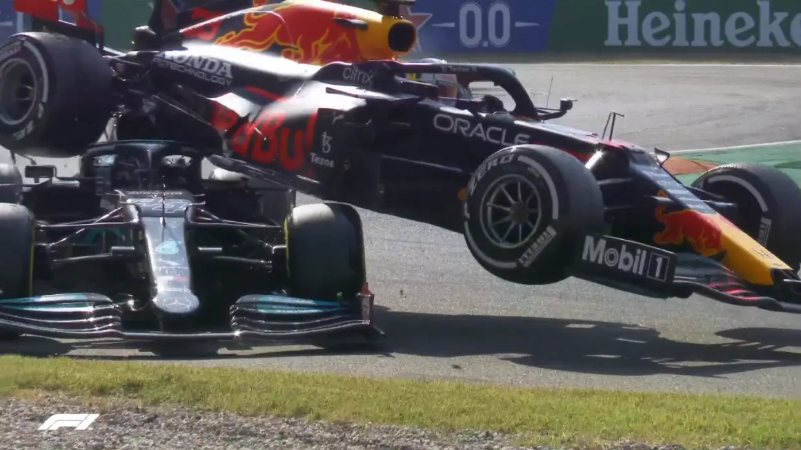 Carro de Verstappen ficou em cima de Hamilton e holandês recebeu punição