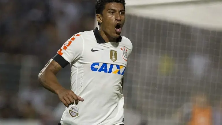 Paulinho no Corinthians em 2021? Volante rescinde com Al-Ahli
