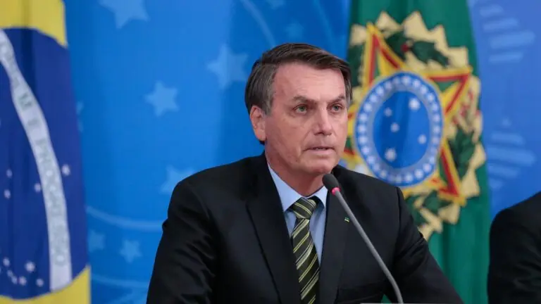 Além da distribuição de absorvente, veja o que mais Bolsonaro já vetou